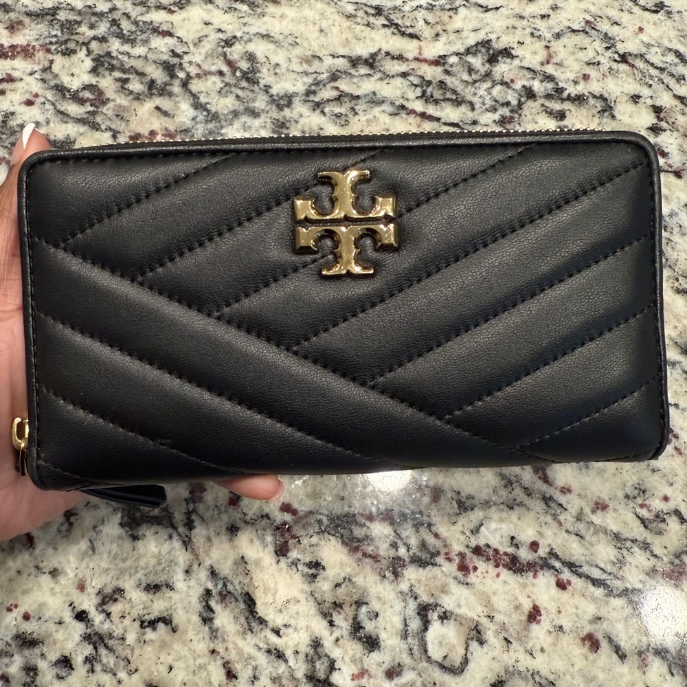 Tory Burch Kira Chevron Zip Continental Wallet – Black